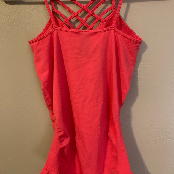 Dynamic Fashion Tank Top - Picture 5 of 5